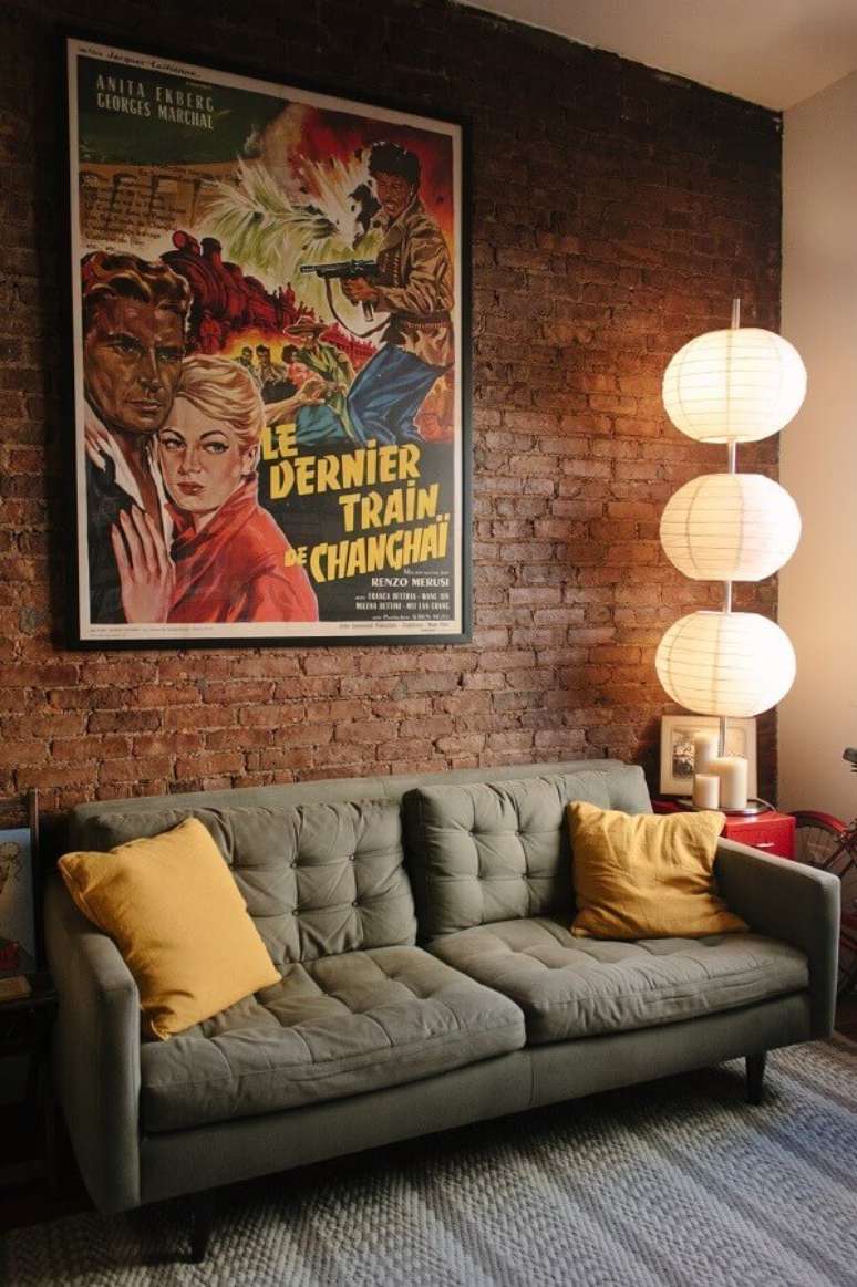 25. Iluminação para sala de estar decorada com parede rustica de tijolinho – Foto: Apartment Therapy