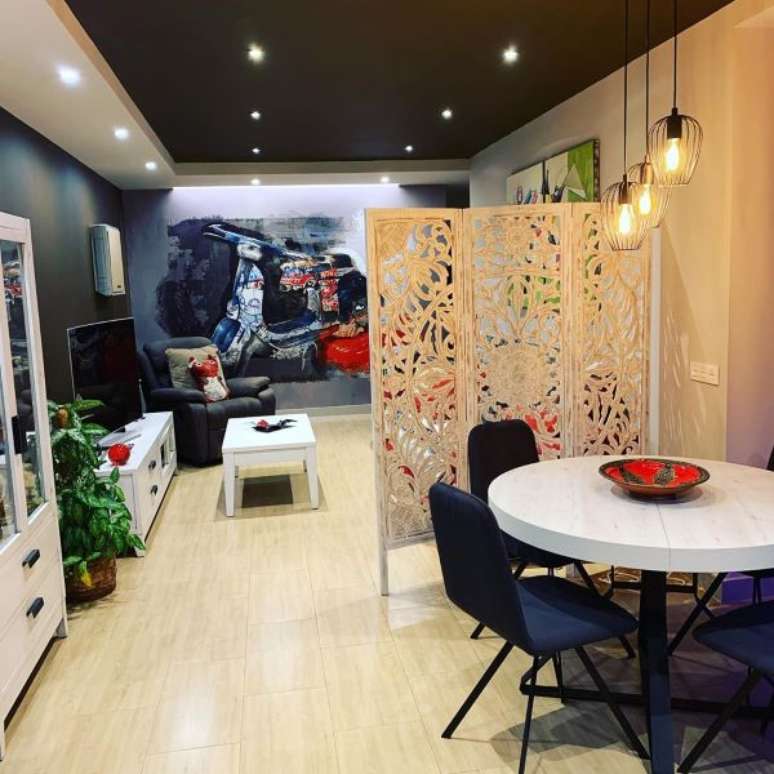 53. Sala de estar e jantar com biombo decorativo – Foto Mukaba Ergokuchen Coin