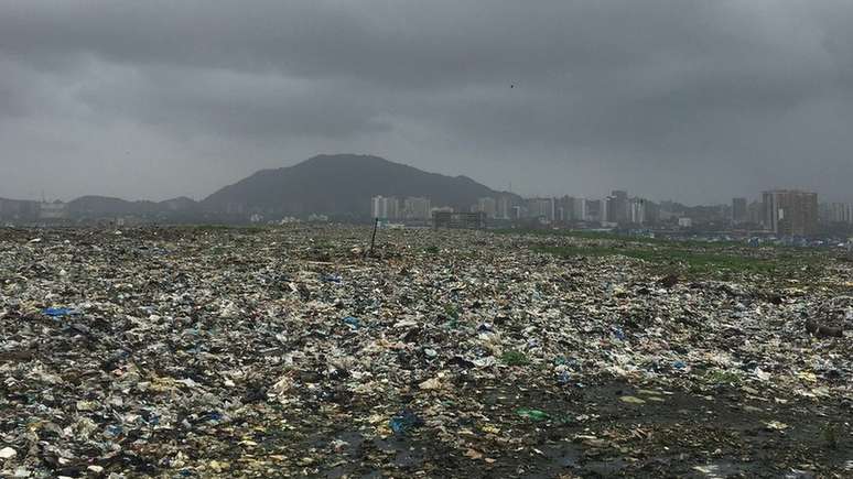 A montanha de lixo de Mumbai é o equivalente a 18 andares
