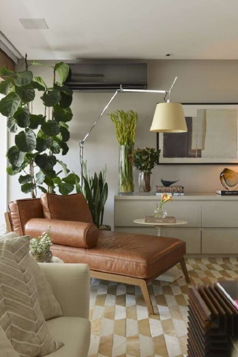 47. Ilumina&ccedil;&atilde;o sala de estar decorada com poltrona de couro e lumin&aacute;ria de piso &ndash; Foto: Casa Tres Chic