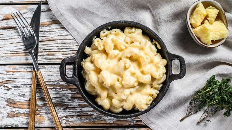 O molho de queijo é o ingrediente ideal para tirar qualquer prato do cardápio da mesmice