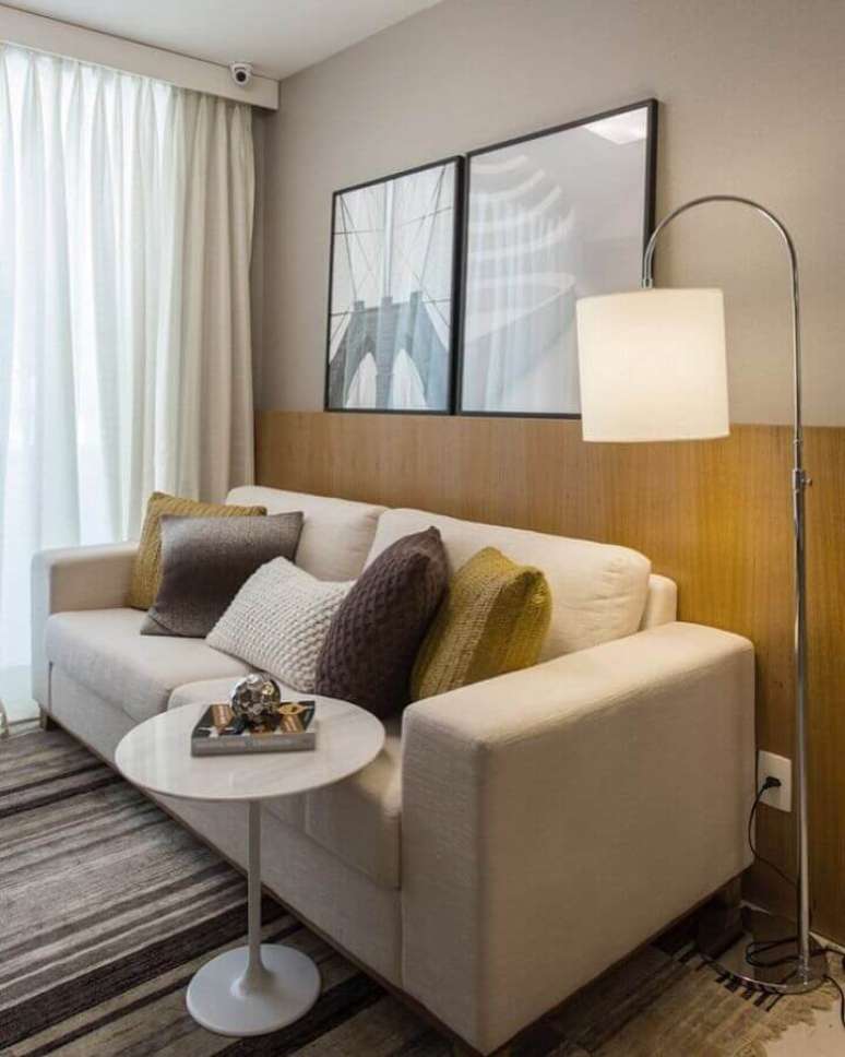 55. Ilumina&ccedil;&atilde;o sala de estar pequena decorada com meia parede de madeira e lumin&aacute;ria de piso &ndash; Foto: Sesso & Dalanezi Arquitetura