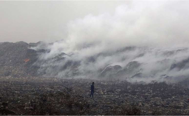 Montanhas de lixo pegaram fogo em 2016 em Mumbai e espalharam fumaça pela cidade