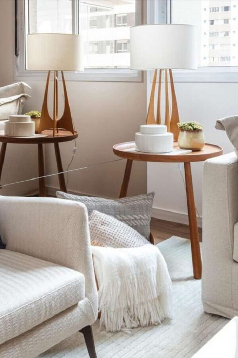 49. Ilumina&ccedil;&atilde;o sala de estar decorada em cores claras com abajur para mesa lateral &ndash; Foto: Cristiana Bertolucci Est&uacute;dio