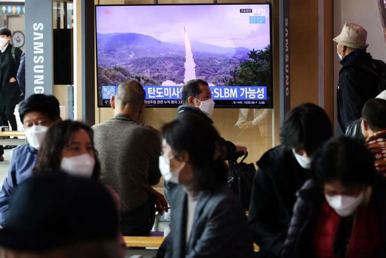 Pessoas em Seul assistem reportagem na TV sobre lançamento de míssil feito pela Coreia do Norte
19/10/2021 REUTERS/Kim Hong-Ji