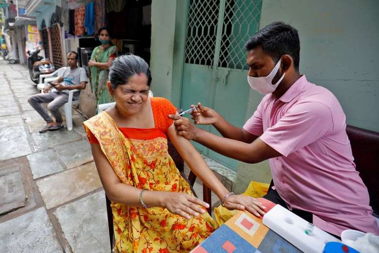 Mulher recebe dose de vacina contra Covid-19 em Ahmedabad, na Índia
28/09/2021 REUTERS/Amit Dave