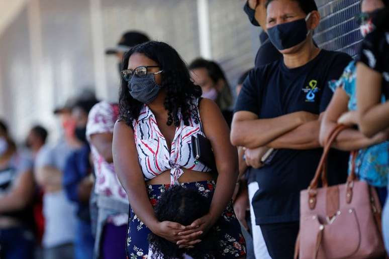 Pessoas aguardam em fila para sacar auxílio emergencial em agência da Caixa em Ceilândia, DF
07/07/2020
REUTERS/Adriano Machado