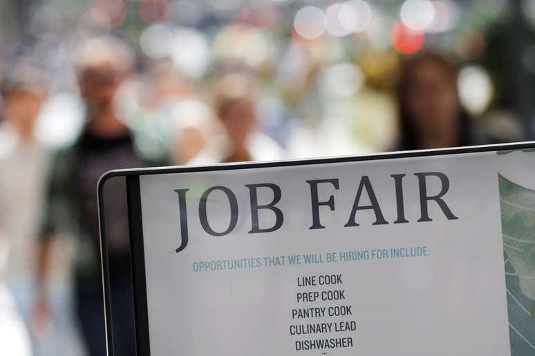 Placa sinaliza feira de empregos em Nova York
03/09/2021
REUTERS/Andrew Kelly