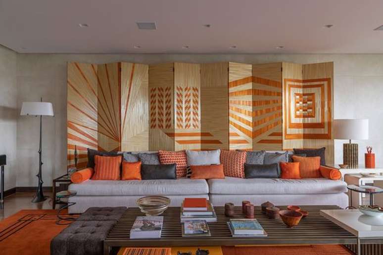 51. Sala de estar com biombo decorativo estampado e sofá cinza – Foto Casa de Valentina