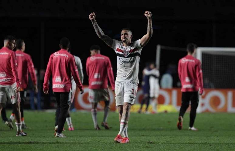 Luciano está em 'lua de mel' com os torcedores do São Paulo (Foto: Rubens Chiri/saopaulofc.net)