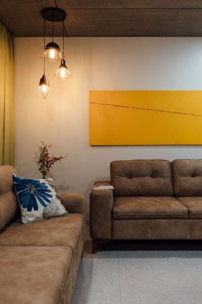 45. Iluminação sala de estar decorada com luminária pendente e quadro amarelo – Foto: The Architect s Diary