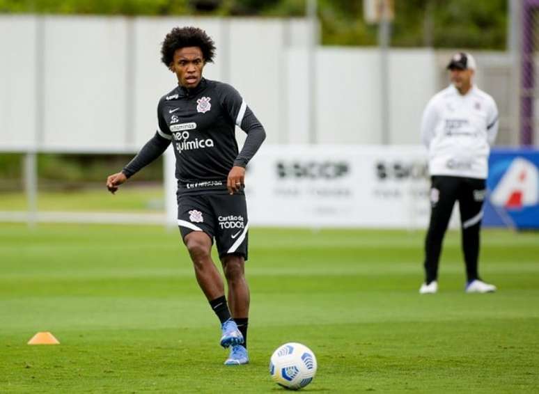 Willian durante treino do Corinthians: lesão de atleta foi lamentada por Sylvinho (Foto: Rodrigo Coca/Ag. Corinthians)