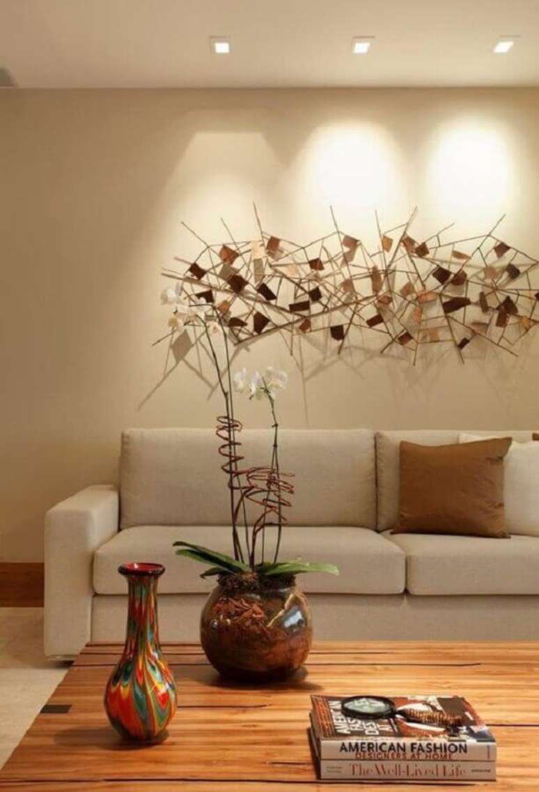 11. Decoração em cores neutras com iluminação para sala de estar bege – Foto: Homify