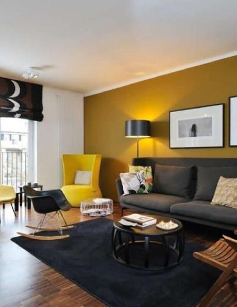 12. Decoração preta e amarelo com iluminação sala de estar – Foto: Decor Fácil