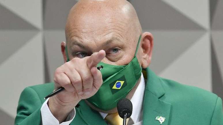 Luciano Hang afirmou que sua m&atilde;e passou por ozonioterapia aplicada por enfermeira