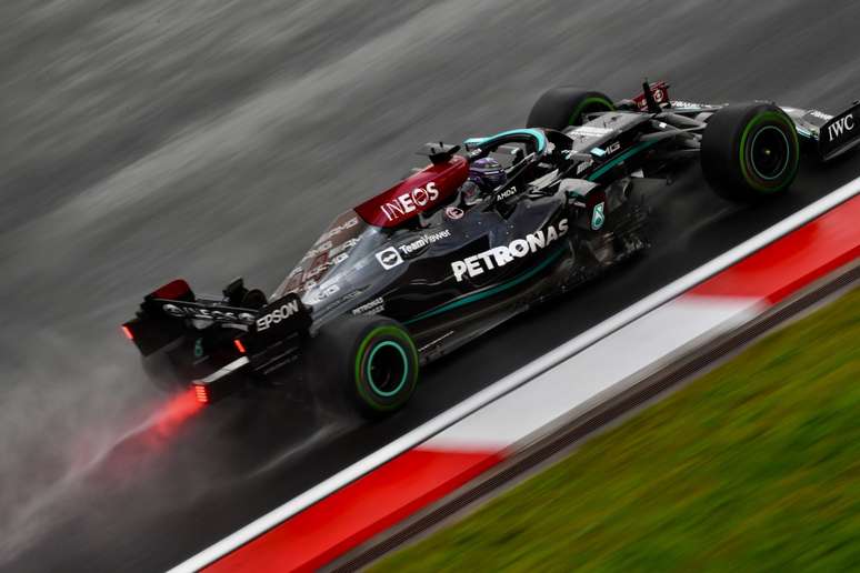 Lewis Hamilton em ação no complicado GP da Turquia 