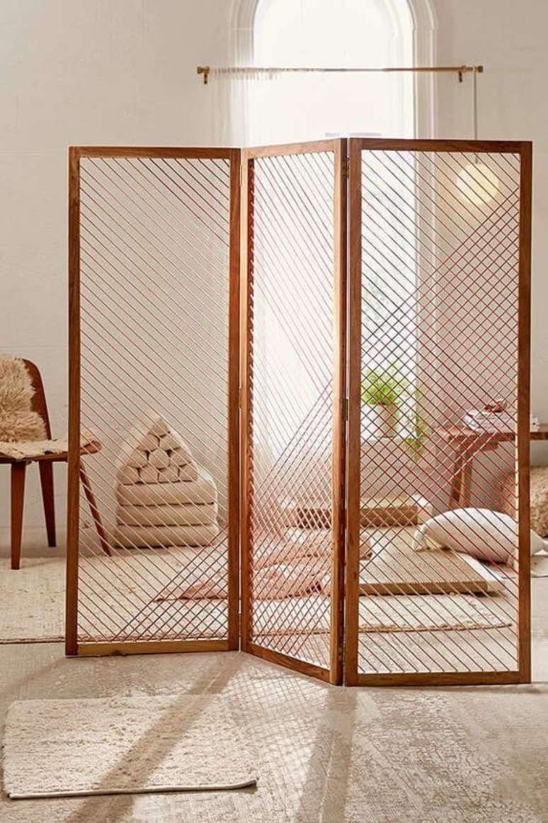 36. Quarto com biombo decorativo de madeira e ratan – Foto Shopstyle