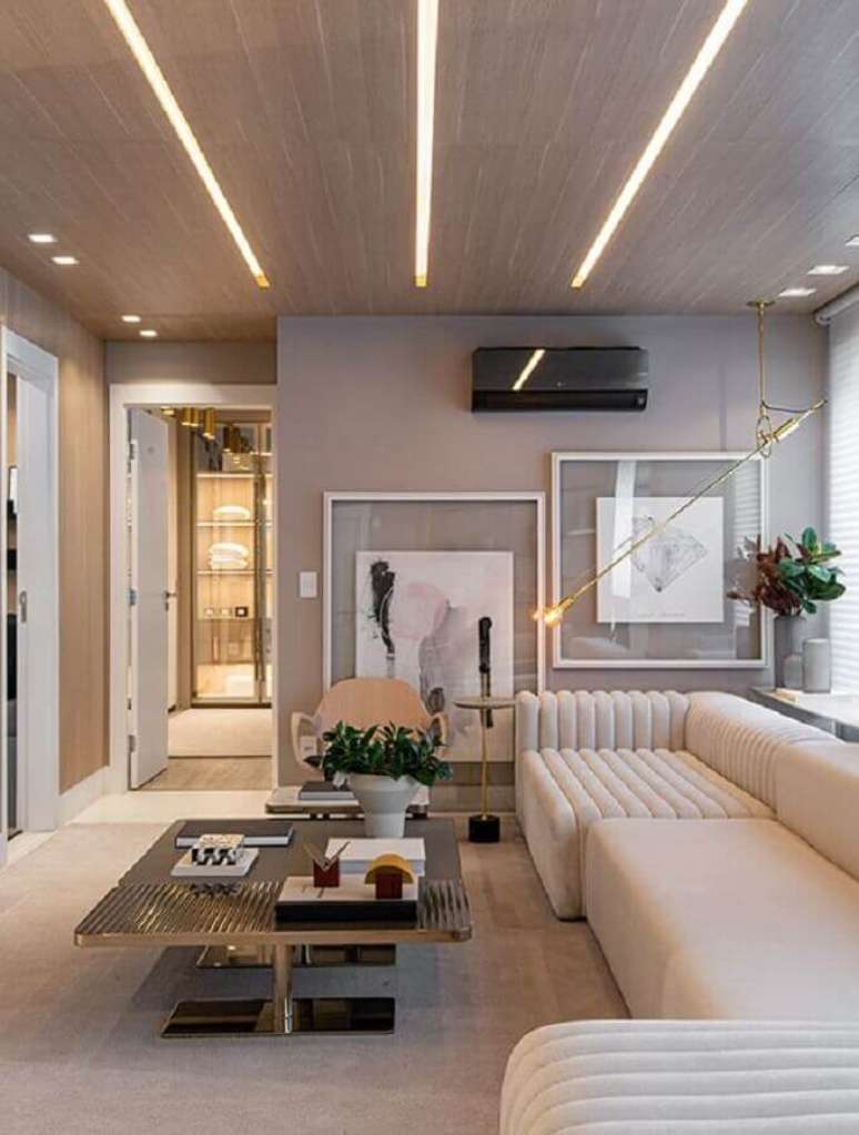 54. Iluminação sala de estar moderna decorada com rasco de luz no teto – Foto: Behance