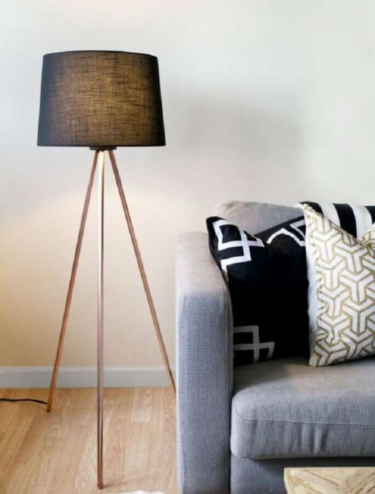 60. Iluminação sala de estar simples decorada com abajur de chão – Foto: Sarah Dorsey