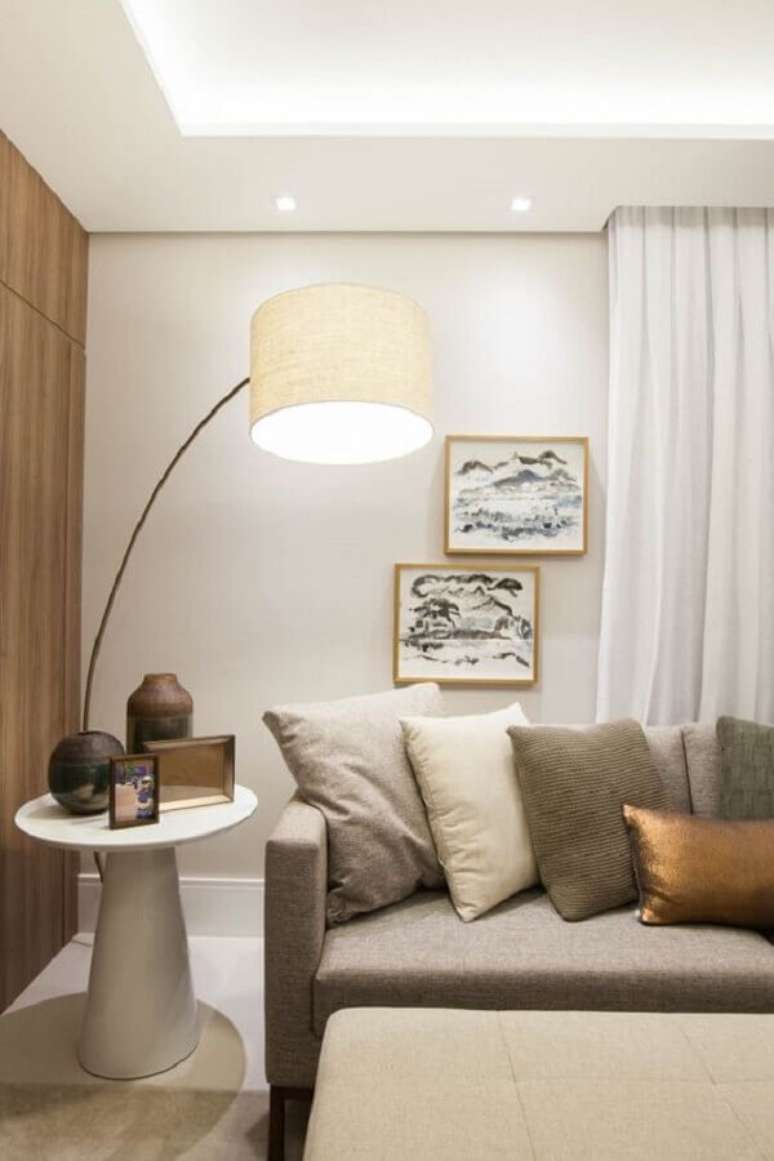 41. Iluminação sala de estar clean decorada com abajur de chão – Foto: MaraRamos Arquitetura e Design