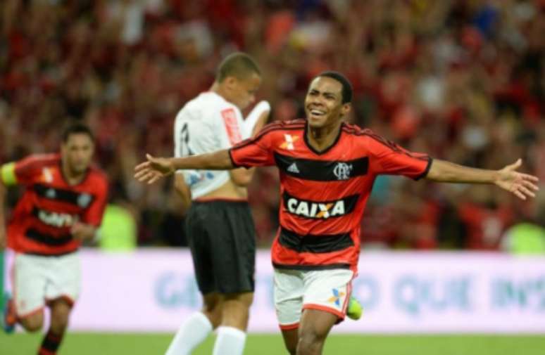 Elias comemora gol que abriu o placar na final da Copa do Brasil de 2013 (Foto: VANDERLEI ALMEIDA / AFP)