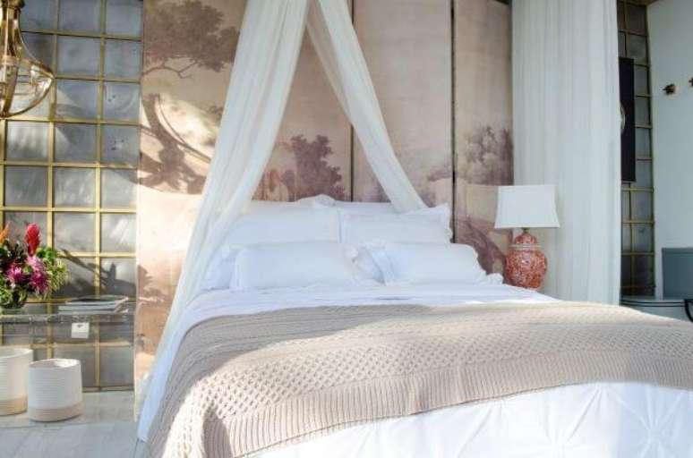 35. Quarto com biombo decorativo atrás da cabeceira – Foto Casa Cor Sp
