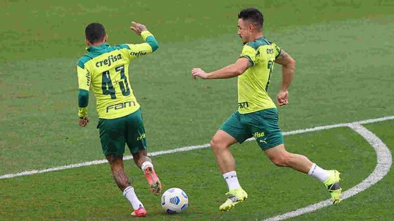 Dudu e Willian durante treinamento do Palmeiras na Academia de Futebol (Foto: Cesar Greco)