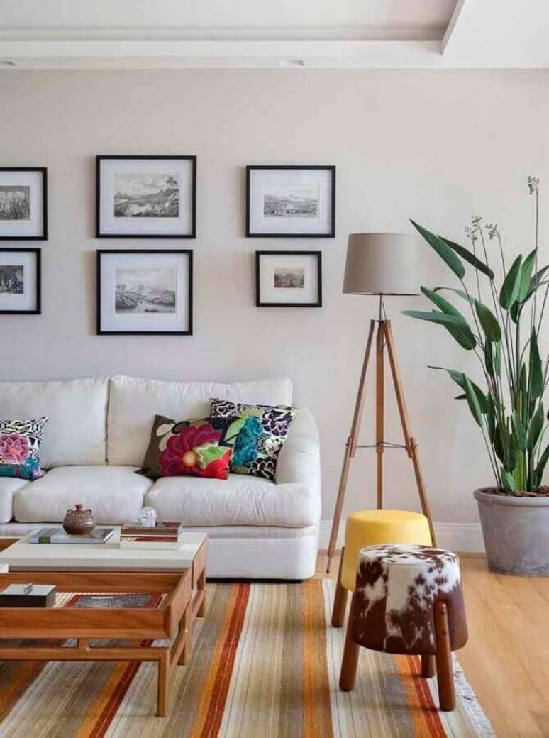 34. Ilumina&ccedil;&atilde;o sala de estar branca decorada com lumin&aacute;ria de piso e tapete listrado &ndash; Foto: Da Hora Arquitetura