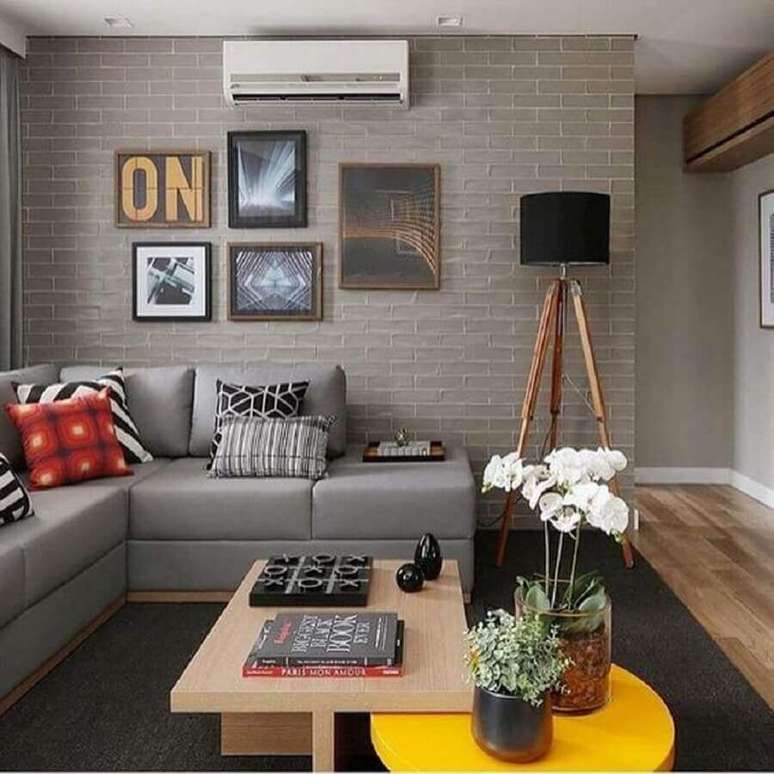 40. Iluminação sala de estar cinza moderna decorada com sofa de canto e luminária de piso – Foto: IO Home Decor