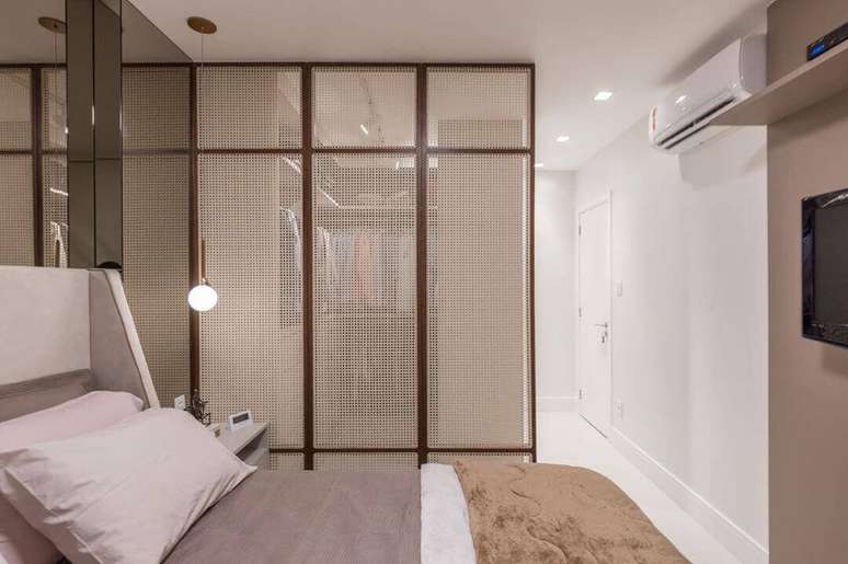 69. Biombo decorativo para dividir o quarto e o closet – Foto LU Guedes Interiores