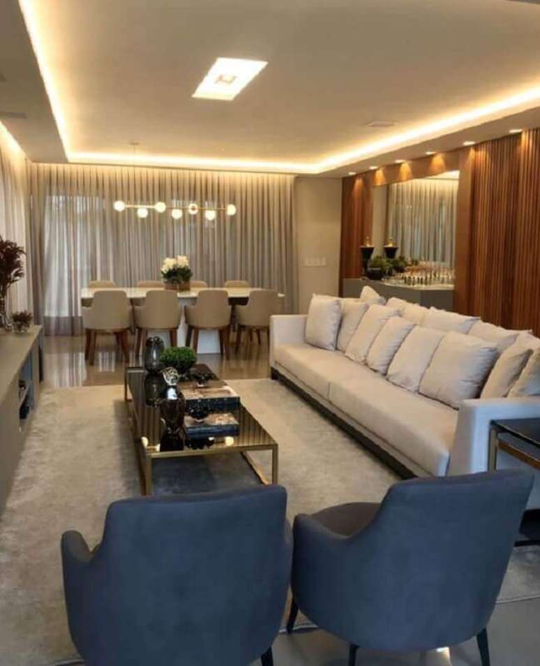 51. Iluminação sala de estar e jantar integradas decoradas com parede de madeira – Foto: Fernanda Barros Arquitetura