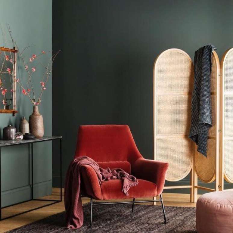 48. Sala de estar com biombo decorativo de madeira e poltrona vermelha – Foto Tina Nettlefold