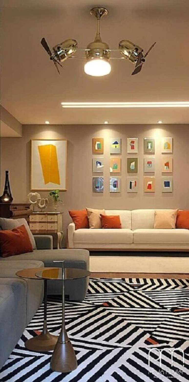 52. Ilumina&ccedil;&atilde;o sala de estar grande decorada com tapete geom&eacute;trico e quadros na parede &ndash; Foto: Paula M&uuml;ller Arquitetura e Interiores