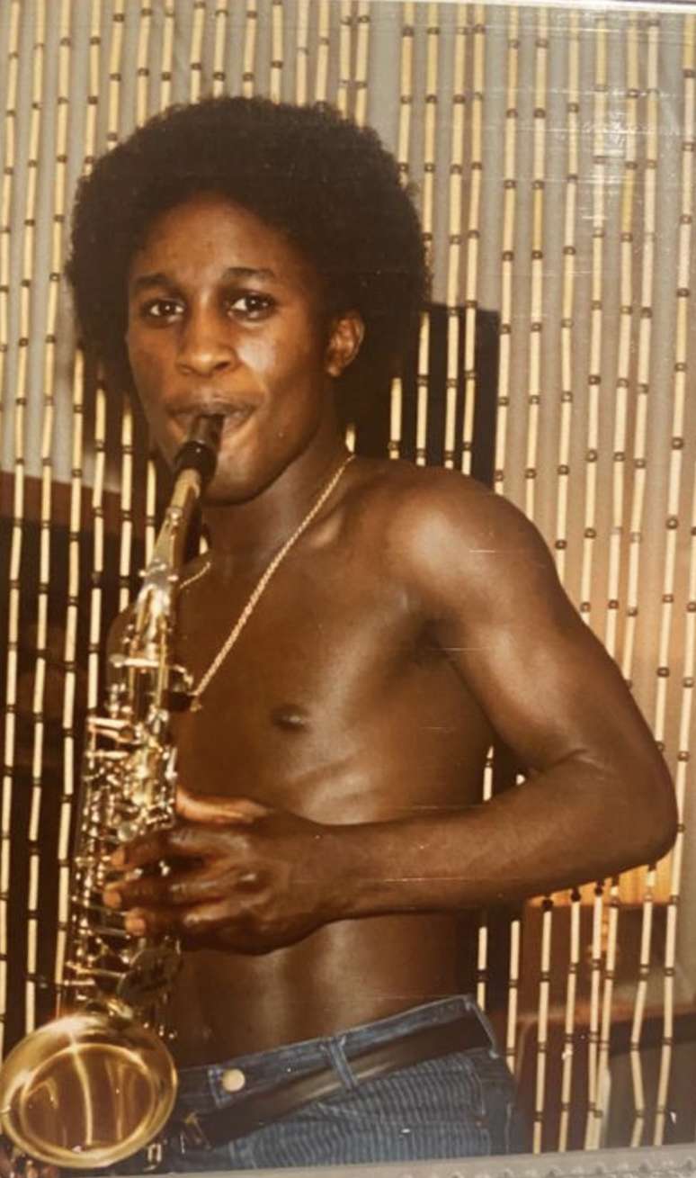 Tony, com 17 anos, ensaiando com seu novo saxofone