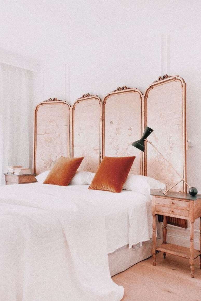 71. Biombo decorativo atrás da cama de casal no lugar da cabeceira – Foto Ikea