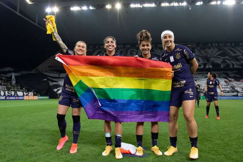 Katiuscia entrou em campo com bandeira do arco-íris, símbolo da comunidade LGBT+, após a vitória sobre o Palmeiras na final do Campeonato Brasileiro.