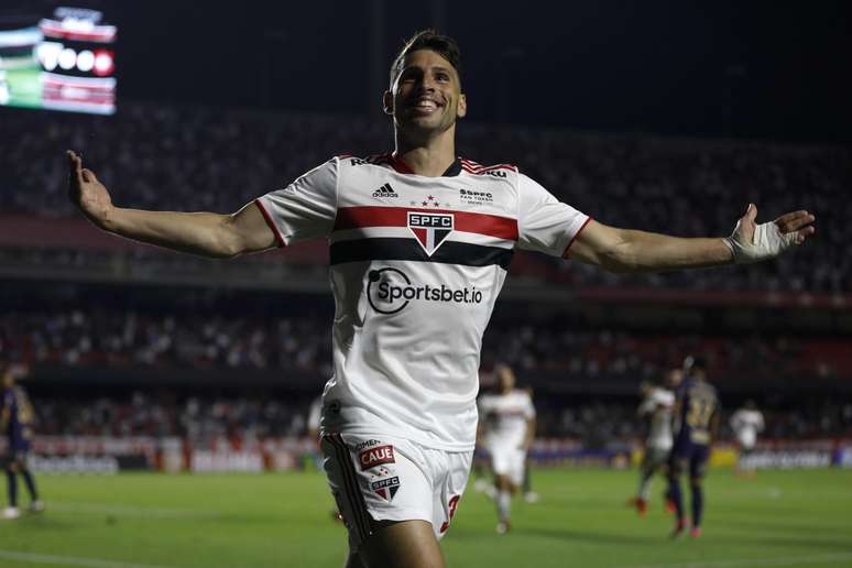 Em clima de festa no Morumbi, Calleri faz dois e São Paulo bate