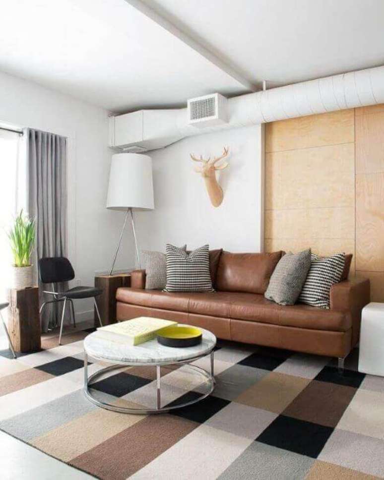 1. Sala de estar com cores neutras e sofá marrom – Foto Houzz