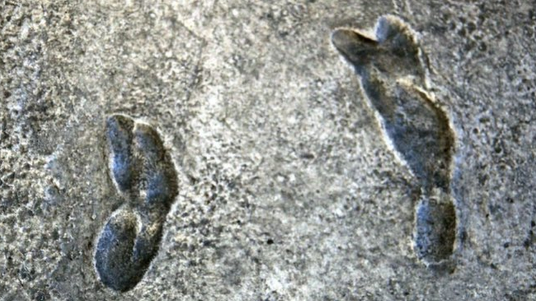 Cientistas que analisaram as pegadas de Trachilos afirmam que elas são quase 2,5 milhões de anos mais velhas que a mais antiga evidência de um pé parecido com o de um humano, descoberta na Tanzânia (foto)