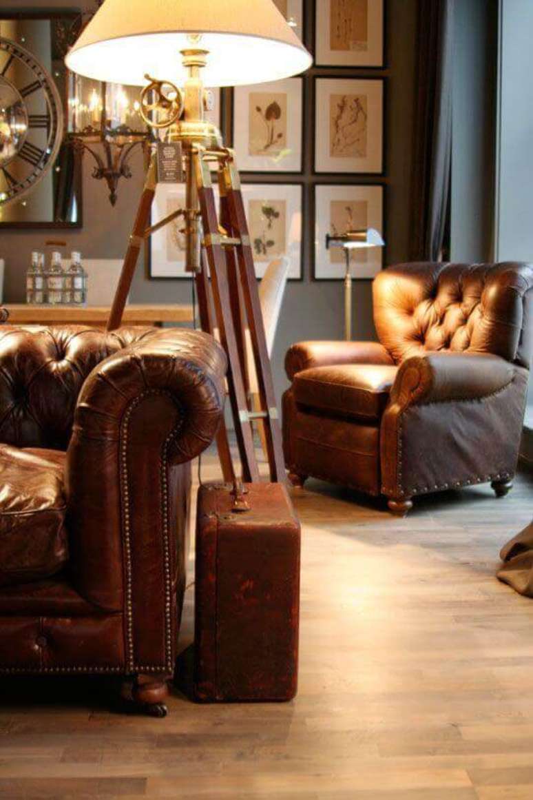 20. Sala marrom moderna com sofá e poltrona de couro – Foto Home My Design