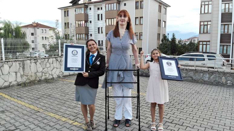 Rumeysa Gelgi tem 2,15 metros de altura e é a mulher mais alta do mundo