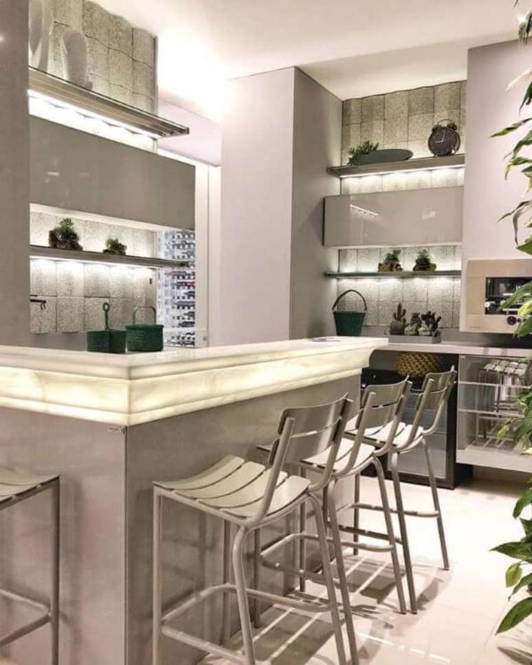 13. Cozinha decorada com prateleira com led &ndash; Foto Cosentino