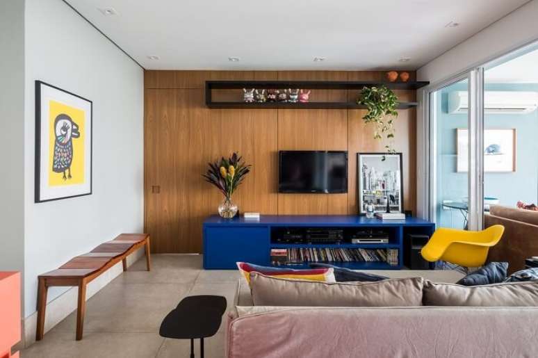 42. Rack para sala moderno para sala azul. Fonte: SP Est&uacute;dio