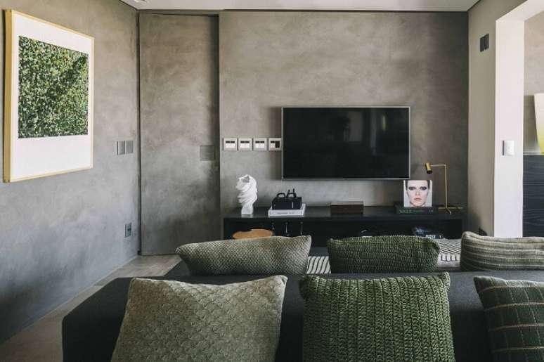 8. Decora&ccedil;&atilde;o industrial com parede de cimento queimado e rack para sala moderno. Fonte: Clainz Studio