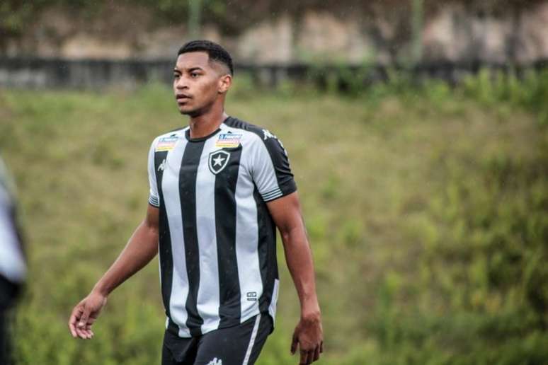 Zagueiro Carlos Araújo em ação pela equipe Sub-20 do Botafogo no Brasileirão da categoria (Foto: Vinicius Lima)