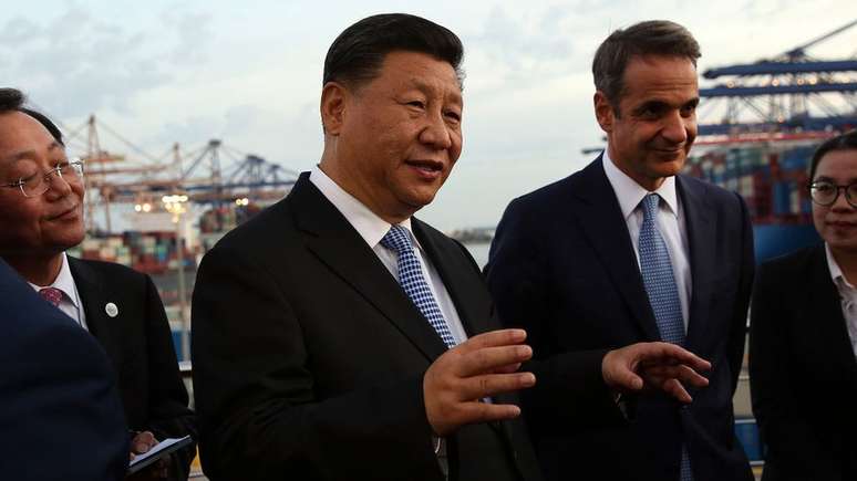 O presidente chinês, Xi Jinping, e o primeiro-ministro grego, Kyriakos Mitsotakis, no porto de Pireu