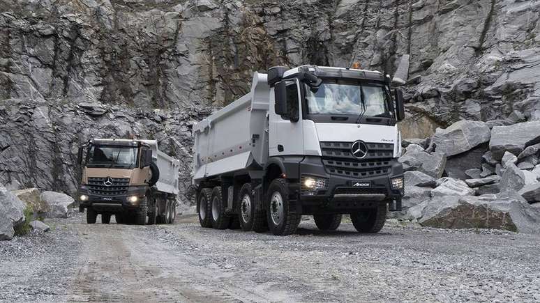 Novo caminhão Arocs, da Mercedes-Benz, em teste em área da mineração