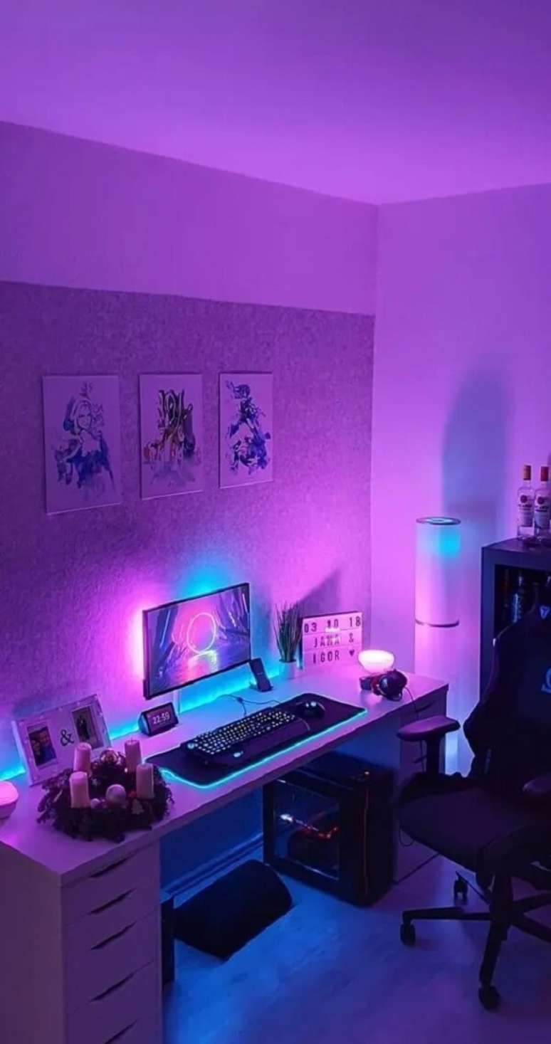 17. A luz neon pode fazer toda a diferença no projeto de quarto gamer feminino simples. Fonte: Vamos Mamães