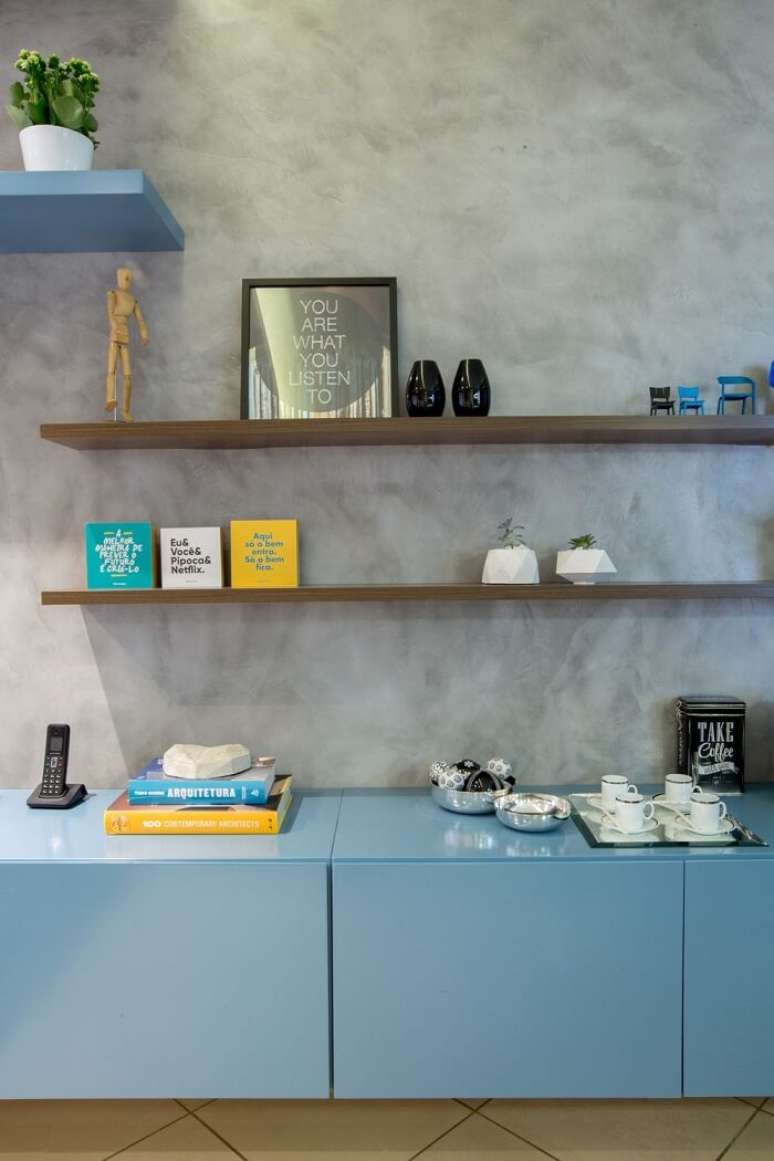 19. Parede de cimento queimado e rack para sala moderno azul. Fonte: Adriana Diegues
