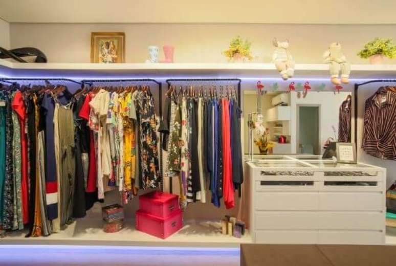 42. Quarto feminino decorado com prateleira de led &ndash; Foto Andrea Petini